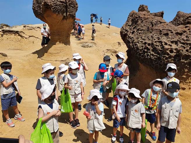 小朋友参加《野柳小小地质研究员》一日职人活动，探索大自然的奥妙。（读者提供／陈彩玲基隆传真）