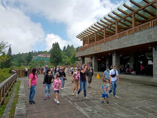 阿里山森林游乐区今入园人次近4000人，是本土疫情暴发以来单日入园人数最多。（阿里山工作站提供∕吕妍庭嘉义传真）