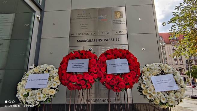 朱学恒13日送花环到驻德代表处，并附上「戒石铭」16字德文翻译。（取自朱学恒脸书）