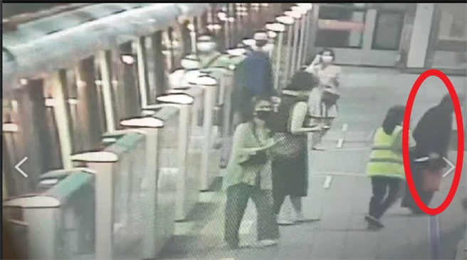 捷运台电大楼站传男子亮刀威胁乘客 列车一度停驶。（翻摄影片）