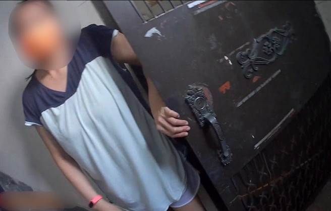 汤姓女子故意制造噪音，报復邻居干扰她的生活，左营警方19日晚间将她带回问话。（翻摄照片／林瑞益高雄传真）