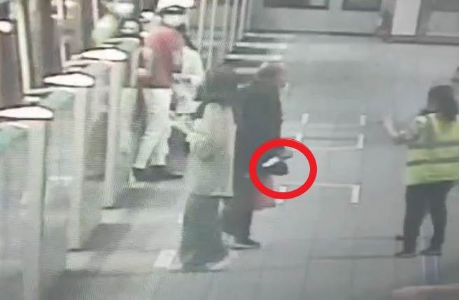 直击捷运亮刀现场 乘客自车厢夺门而出 持刀黑衣男月台追着人跑（翻摄画面）