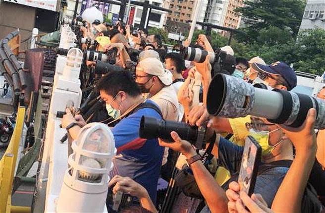 台中公益路的天桥上，挤爆抢拍悬日的各路人马，人人聚精会神！（民眾提供）