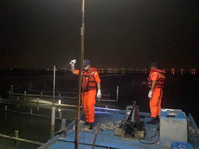 海巡署中部分署第四岸巡隊出動48人，搭配無人機漏夜在河道搜索，今凌晨1點多終於尋獲蚵農遺體。（海巡署提供∕呂妍庭嘉義傳真）