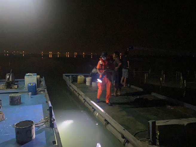 海巡署中部分署第四岸巡隊出動48人，搭配無人機漏夜在河道搜索，今凌晨1點多終於尋獲蚵農遺體。（海巡署提供∕呂妍庭嘉義傳真）