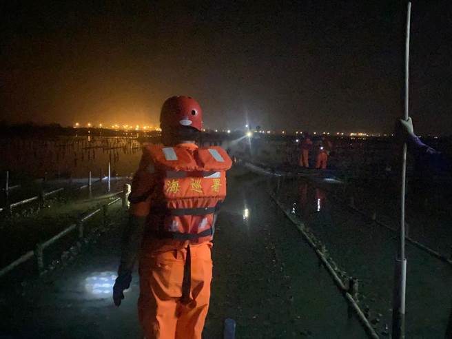 海巡署中部分署第四岸巡隊出動48人，搭配無人機漏夜在河道搜索，今凌晨1點多終於尋獲蚵農遺體。（海巡署提供∕呂妍庭嘉義傳真）