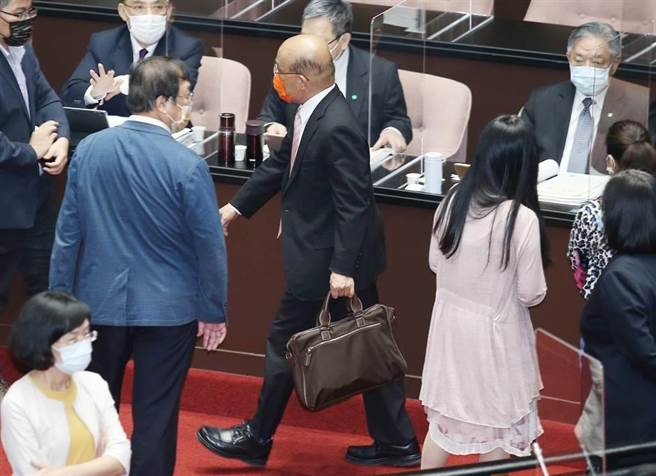 行政院长苏贞昌17日前往立法院专案报告「3＋11」决策过程，遭遇国民党立委举标语并撕碎报告抗议，苏拎起公事包离开议场。（姚志平摄）