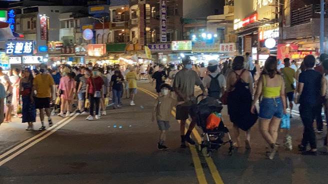 中秋连假威力无法挡，垦丁大街连2天涌进8000人次。（谢佳潾摄）