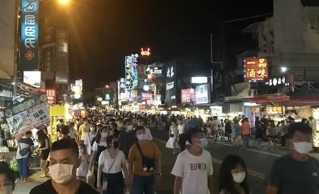 中秋连假威力无法挡，垦丁大街连2天涌进8000人次。（谢佳潾摄）