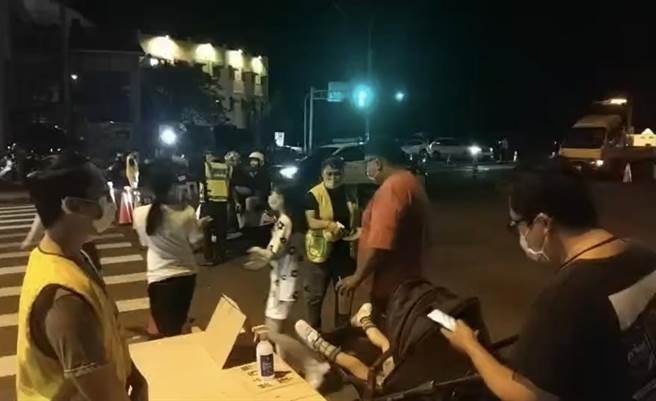 垦丁大街自治会的志工在管制口做防疫宣导，请游客戴好口罩、实联制。（警方提供／谢佳潾屏东传真）