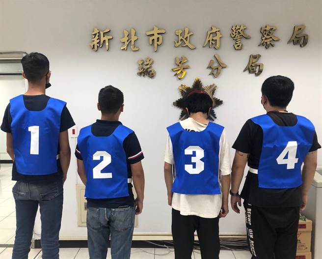 警方今晚逮捕主嫌胡姓男子（左一）及同夥共4人到案。（警方提供）