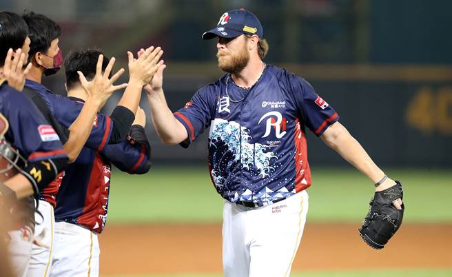 樂天桃猿終結者豪勁（右）寫下連續25場出賽無失分的聯盟新紀錄。（陳麒全攝）