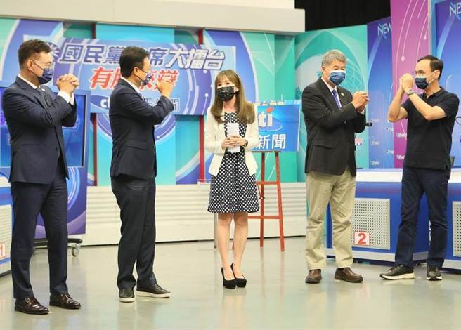 國民黨主席選舉投票將於25日舉行，中天新聞18日邀請4位候選人參加唯一的網路直播辯論會《國民黨主席大擂台-有膽來辯》，抽完發言順序後，江啟臣（左起）、卓伯源、朱立倫、張亞中相互拱手作揖，先禮後兵。（資料照，陳怡誠攝）