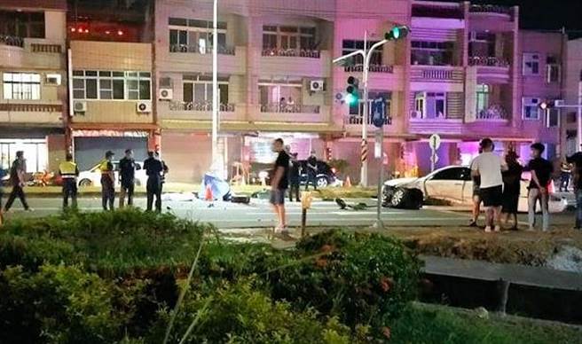 嘉義縣朴子分局港墘派出所前晚間10點多發生兩車碰撞事故，有一人當場死亡。（網友提供∕呂妍庭嘉義傳真）