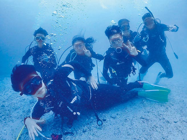 成大學生為參加歐洲國際人力潛艇賽，努力考到潛水證照。（成大提供／李侑珊台北傳真）