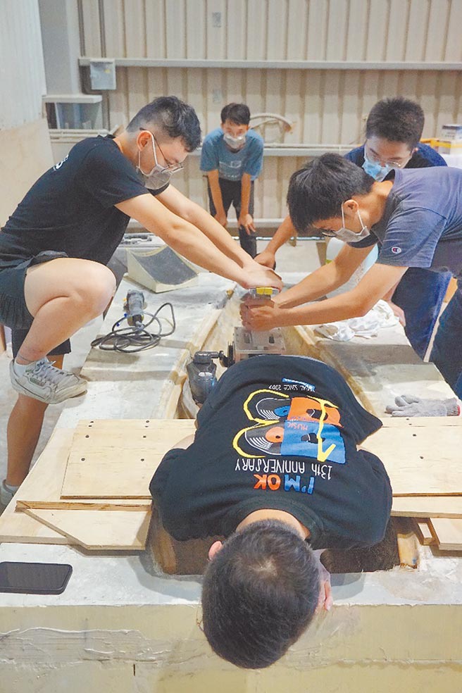 研發、製作不假他人之手，成大學生團隊親手打造國內首艘人力潛艇。（成大提供／李侑珊台北傳真）