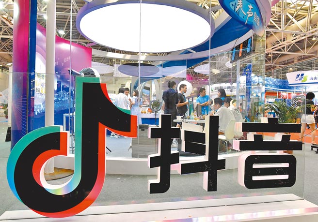 大陆短影音平台龙头抖音宣布，14岁以下用户，每日只能使用40分钟，且晚上10点到隔天早上6点不能使用。（中新社）