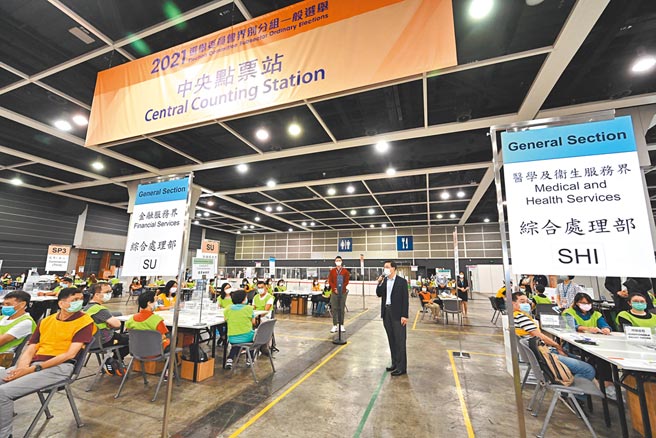 香港政务司长李家超18日到香港会议展览中心，视察投票和计票的准备及安排。（中新社）