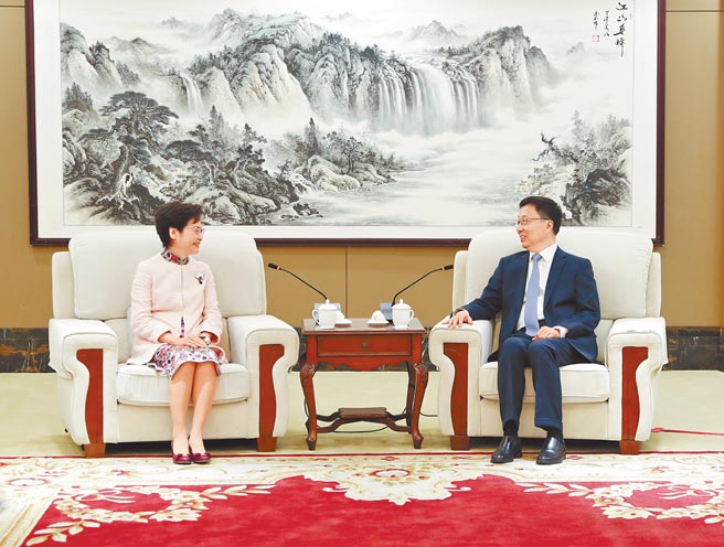 大陆国务院副总理韩正18日在会见香港特首林郑月娥，希望港府贯彻「爱国者治港」原则，组织好接下来的三场重大选举。（新华社）