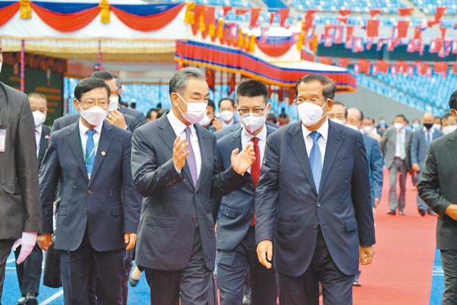 大陆国务委员兼外交部长王毅刚结束对越南、柬埔寨、新加坡、韩国的访问。图为12日王毅与柬国首相洪森在金边出席中国援柬的体育场交接典礼。（新华社）