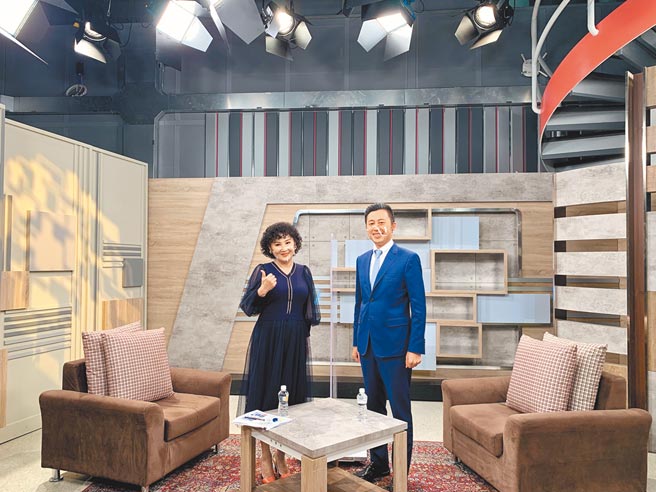 新竹市長林智堅（右）接受專訪被問及要不要選「大新竹市長」，他強調，這是兩階段問題，他既然提了就要留下來。（新竹市政府提供／陳育賢新竹傳真）