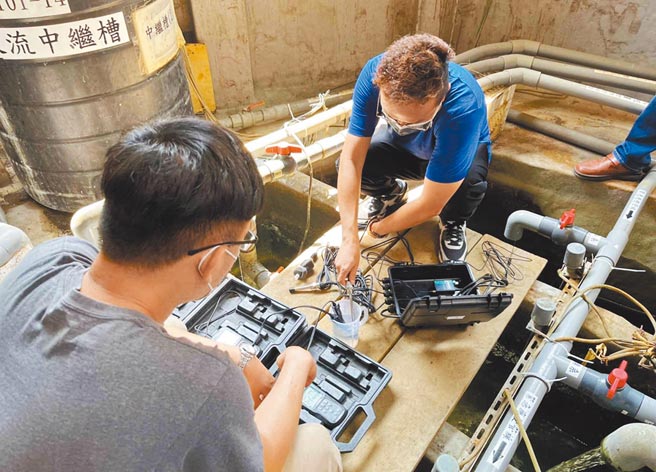 中市環保局輔導電鍍業者創新開發「水管家」系統，透過即時推播功能，讓業者掌握水質變化，即時校正回歸共創雙贏。（台中市政府提供／陳世宗台中傳真）