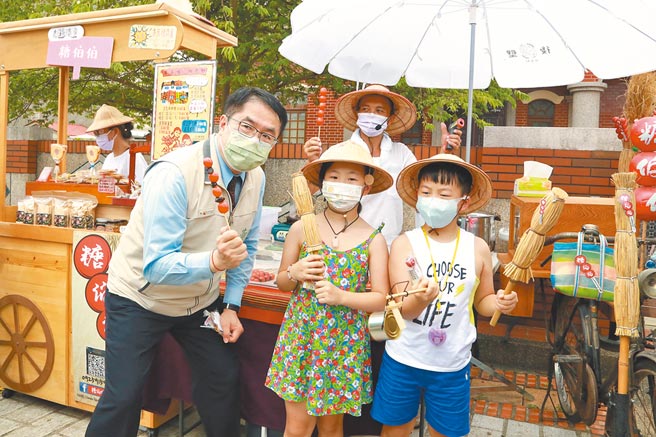 台南市長黃偉哲（左）歡迎大家中秋連假走訪俗女村等夯劇場景，拍照打卡體驗台南魅力。（市府提供／洪榮志台南傳真）
