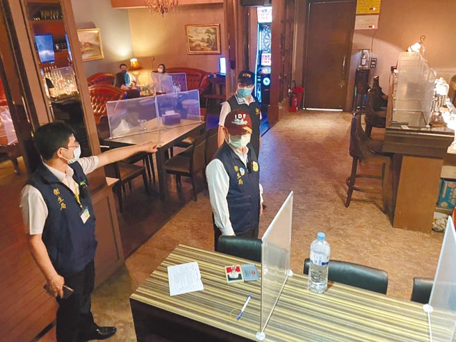 高市府卫生局17日晚间会同警察局针对新兴区、苓雅区稽查15间餐酒馆及酒吧，查获1间餐酒馆未依防疫规定设置隔板，依《传染病防治法》对业者开罚。（高市府卫生局提供／洪浩轩高雄传真）