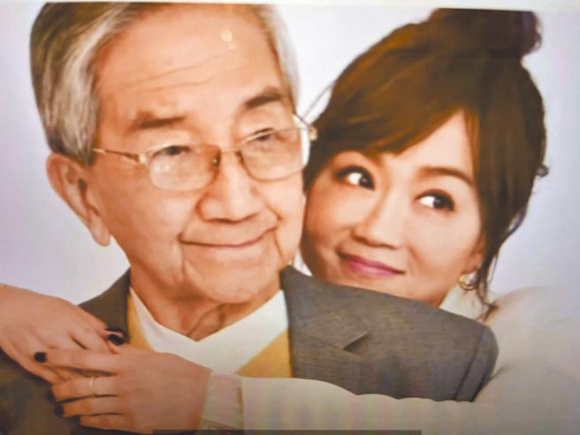 高怡平在脸书PO出跟爸爸亲密合照。（摘自脸书）