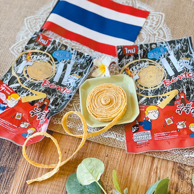 7-11泰國Bento超長香辣魷魚絲捲，20元。（7-11提供）