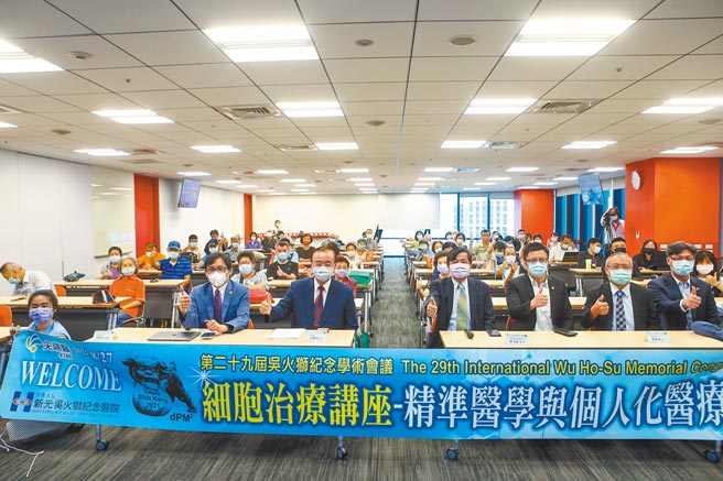 與會貴賓與民眾合影留念。（鄧博仁攝）