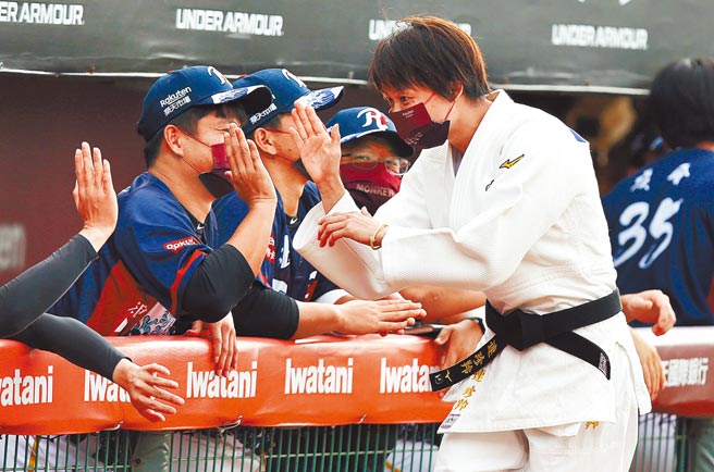 中华职棒乐天桃猿18日出战富邦悍将，柔道选手连珍羚（右）受邀担任开球嘉宾。（范扬光摄）