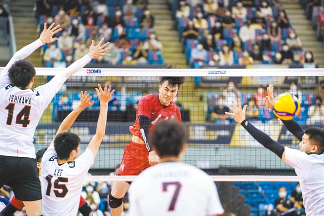 中华队张育陞狠狠扣杀取分。（取自AVC官网）