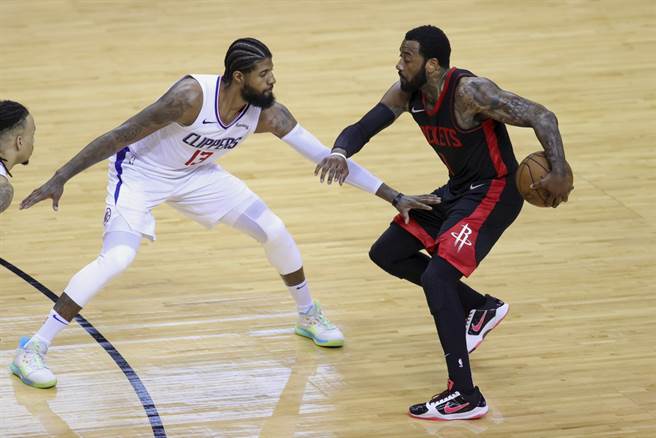 沃尔(右)目前正在洛杉矶跟保罗乔治一同出游中。(美联社资料照)