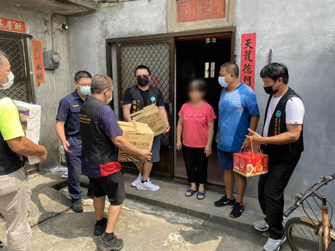 大秀派出所结合台中市水帮渔公益协会及各里里长，携手赠慰问品给中低收入户及弱势家庭。（清水警分局提供／陈淑娥台中传真）