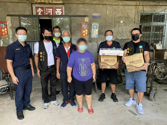 大秀派出所结合台中市水帮渔公益协会及各里里长，携手赠慰问品给中低收入户及弱势家庭。（清水警分局提供／陈淑娥台中传真）