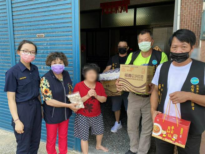 大秀派出所结合台中市水帮渔公益协会及各里里长，携手赠慰问品给中低收入户及弱势家庭。（清水警分局提供／陈淑娥台中传真）