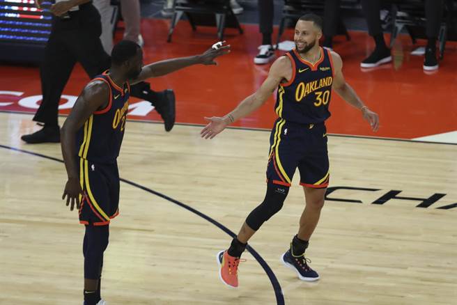 柯瑞(右)在新球季无须陷入孤军奋战，因为克雷汤普生要回来了。(美联社资料照)