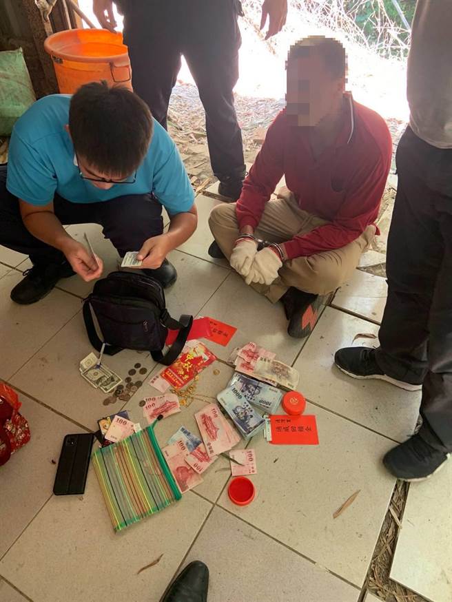 楊嫌男子涉嫌到苗栗行竊民宅被逮，當場被警方起出黃金及現金等贓物。（讀者提供／謝明俊苗栗傳真）