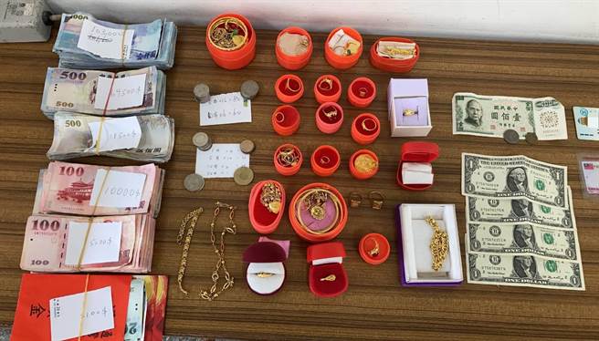 楊嫌男子涉嫌到苗栗行竊民宅被逮，當場被警方起出黃金及現金等贓物。（讀者提供／謝明俊苗栗傳真）
