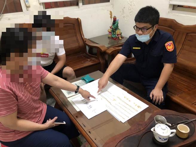 楊嫌男子涉嫌到苗栗行竊民宅被逮，被害人出現指認遭竊贓物。（讀者提供／謝明俊苗栗傳真）