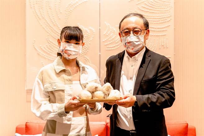 代言高雄券，戴資穎廣告美照曝光。（摘自高雄巿副巿長史哲臉書）