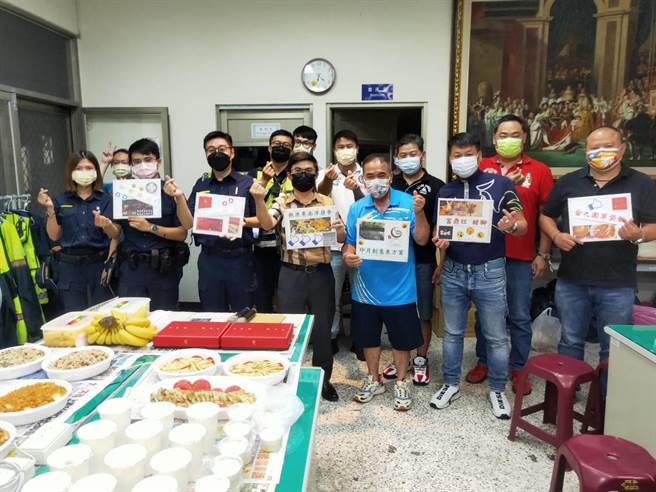 南屯区数家知名餐饮业者，于中秋节前夕，联合提供餐点慰劳黎明派出所的员警，让员警忙碌之余，也能感受到温馨的中秋气氛。(警方提供)