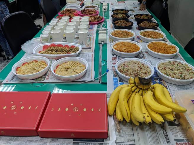 南屯区数家知名餐饮业者，于中秋节前夕，联合提供餐点慰劳黎明派出所的员警，让员警忙碌之余，也能感受到温馨的中秋气氛。(警方提供)