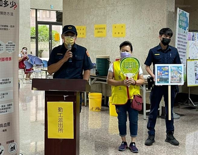台中市政府警察局第三分局勤工派出所受邀参与中山医学大学新生租屋博览会，现场进行预防犯罪宣导。（台中市第三分局提供／冯惠宜台中传真）