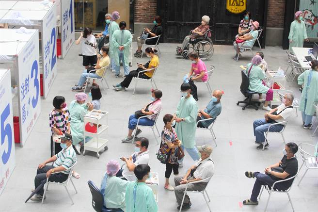 台中網紅「任葛格」（本名洪鑫任）施打高端疫苗，跟風到台北禾馨診所驗抗體，網紅帶頭公開接種疫苗後抗體檢驗數據，社會大眾才發現原來中央流行疫情指揮中心，還沒開放自費驗抗體。圖為民眾施打疫苗照。（張鎧乙攝）