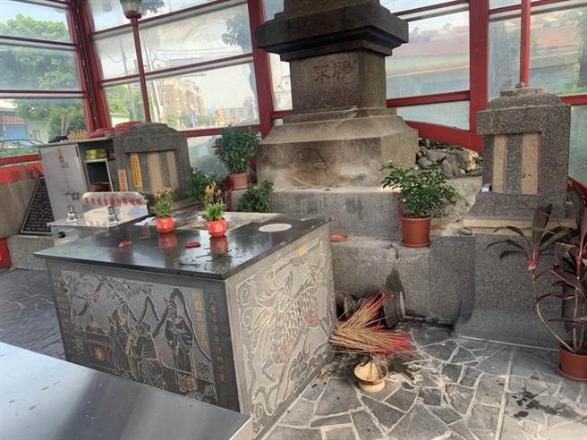 新北市定古蹟「樹林抗日先烈十三公紀念碑」遭人破壞，現場一團亂。（樹林警分局提供）