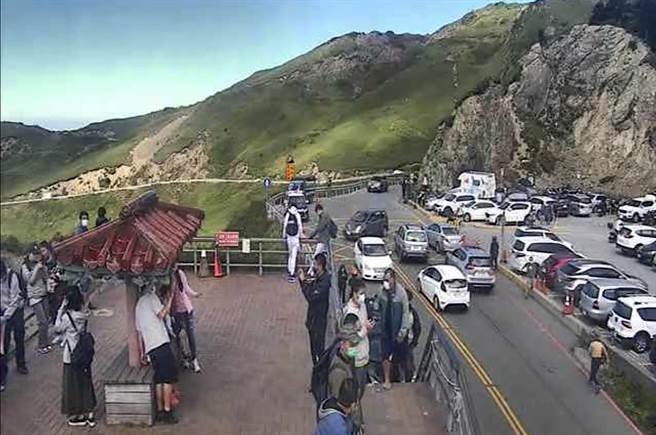 中秋連假第3天，合歡山風景區沿線停車場，再次早早就停滿，圖為武嶺停車場車多。（翻攝自即時影像監視器／黃國峰南投傳真）