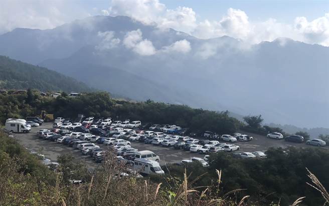 中秋連假第3天，合歡山風景區沿線停車場，再次早早就停滿，圖為小風口停車場。（記者爆料網提供／黃國峰南投傳真）