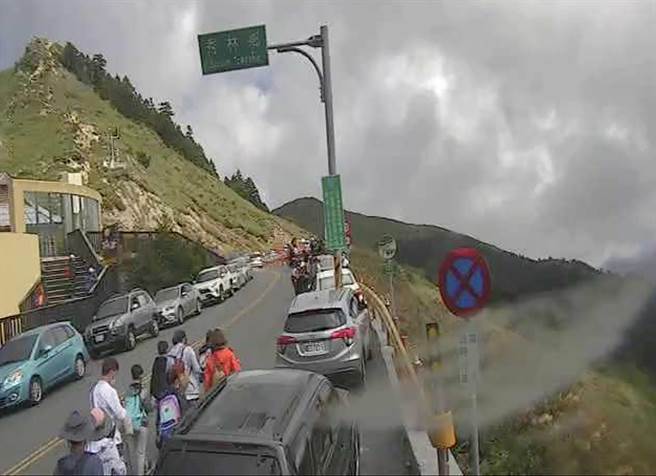 中秋連假第3天，合歡山風景區沿線停車場，再次早早就停滿，圖為合歡山莊旁沿線停滿車。（翻攝自即時影像監視器／黃國峰南投傳真）